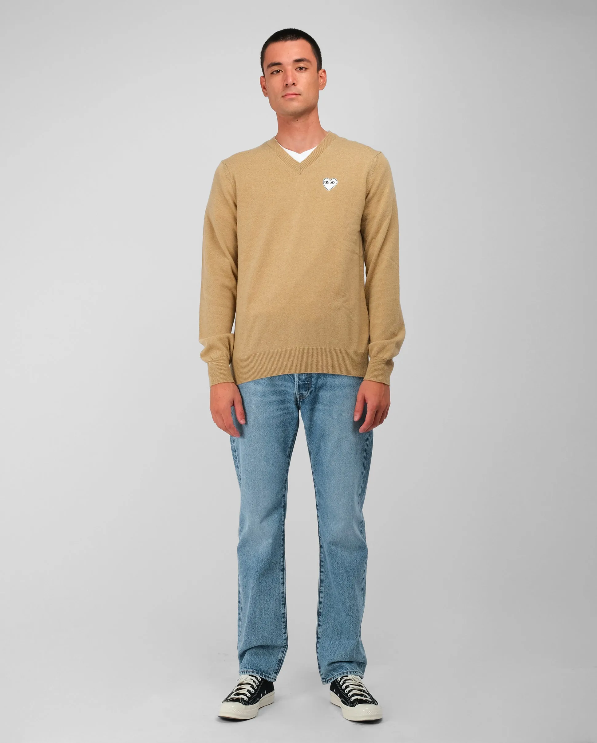 N064 WHITE HEART V-NECK SWEATER / CAMEL