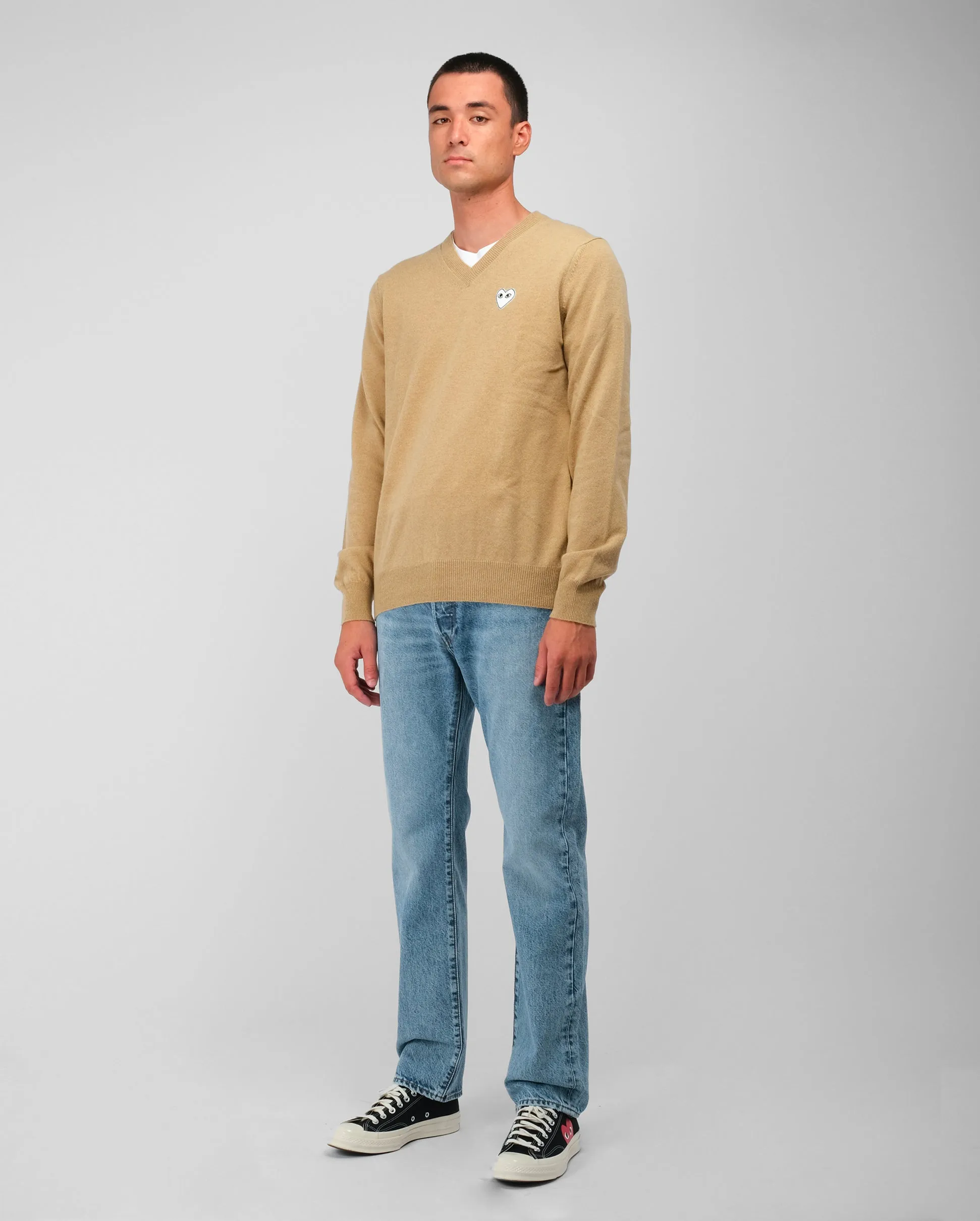 N064 WHITE HEART V-NECK SWEATER / CAMEL